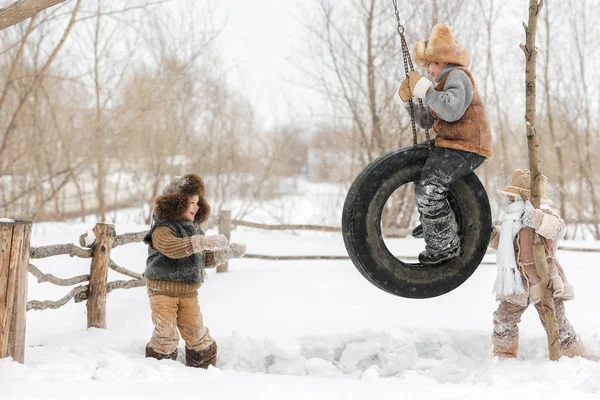 Três Crianças Brincando Balançando Roda Penduradas Quintal Casa Dia Quente — Fotografia de Stock