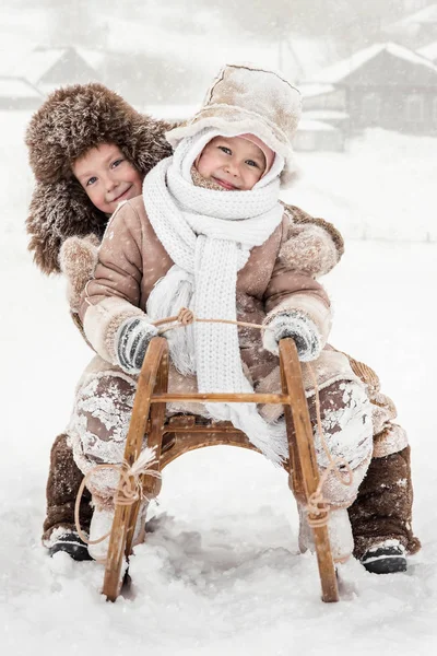 Pojke Och Flicka Pulka Med Skal Vinterdag — Stockfoto