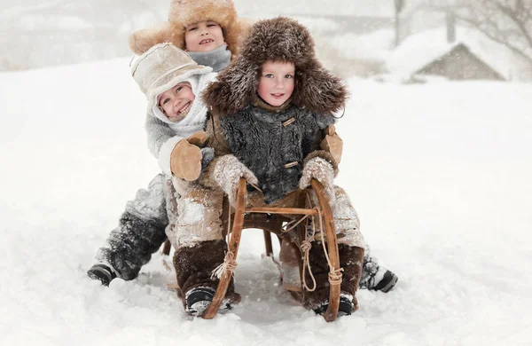 Jungen Und Mädchen Rodeln Mit Schale Einem Wintertag — Stockfoto