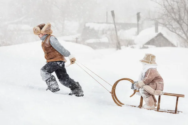 Dwoje Dzieci Zjeżdżanie Góry Ciepły Zimowy Dzień — Zdjęcie stockowe