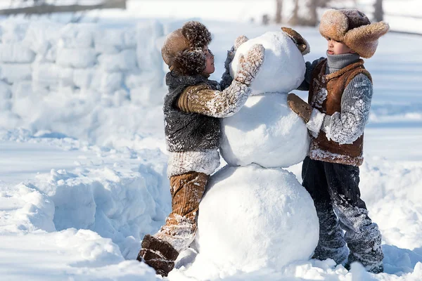 Dwóch Małych Chłopców Rzeźbić Bałwana Podwórku Domu Jasne Zimowy Dzień — Zdjęcie stockowe