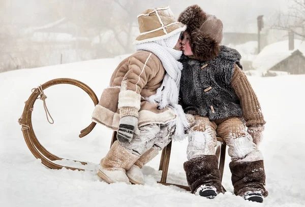 Mały Chłopiec Dziewczynka Całowanie Siedząc Sankach Zimą — Zdjęcie stockowe