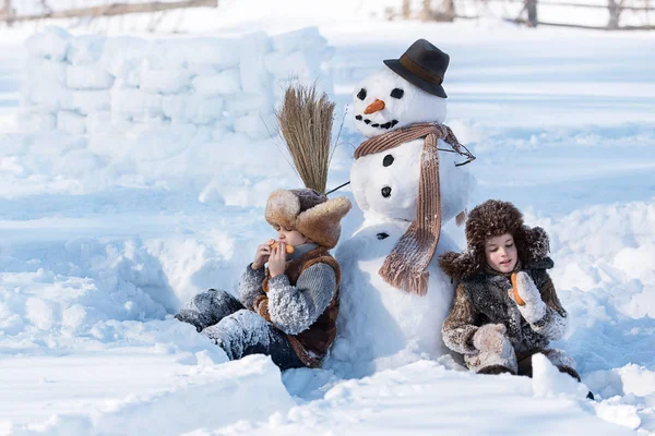 Dwóch Małych Chłopców Rzeźbić Bałwana Podwórku Domu Jasne Zimowy Dzień — Zdjęcie stockowe