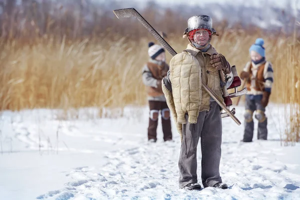 Grupa Chłopców Przejdź Hokej Miejscowym Jeziorze Zimie — Zdjęcie stockowe