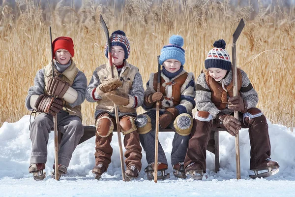 Групу Хлопчиків Змінюють Хокей Лавці Біля Місцевого Озера — стокове фото