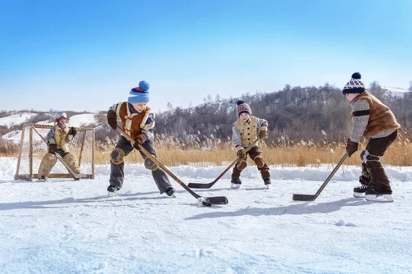 Meninos Jogar Hóquei Lago Congelado Dia Ensolarado Inverno — Fotografia de Stock