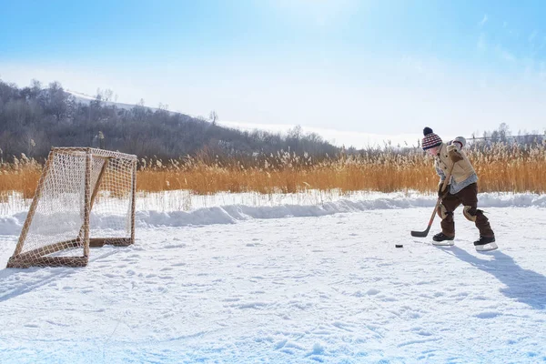 Młodych Hokeja Pociągi Chłopiec Sam Zamarzniętym Jeziorze — Zdjęcie stockowe