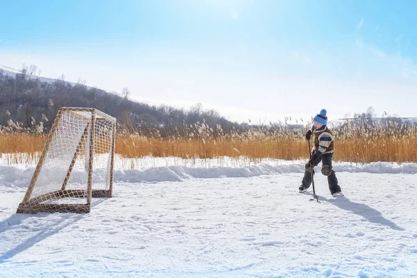 Young Hockey Boy Trains Alone Frozen Lake — Stock Photo, Image