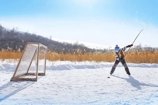 Young Hockey Boy Trains Alone Frozen Lake — Stock Photo, Image
