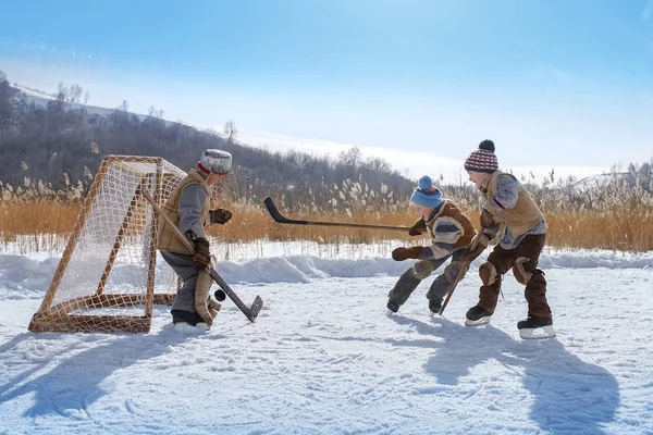 Chłopcy Gry Hokeja Zamarzniętym Jeziorze Słoneczny Dzień Zimy — Zdjęcie stockowe