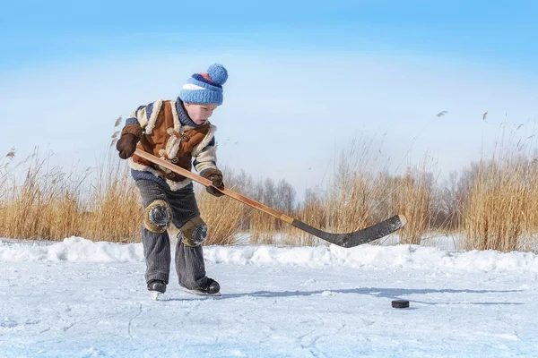 Young Hockey Boy Trains Alone Frozen Lake — Stock Photo, Image