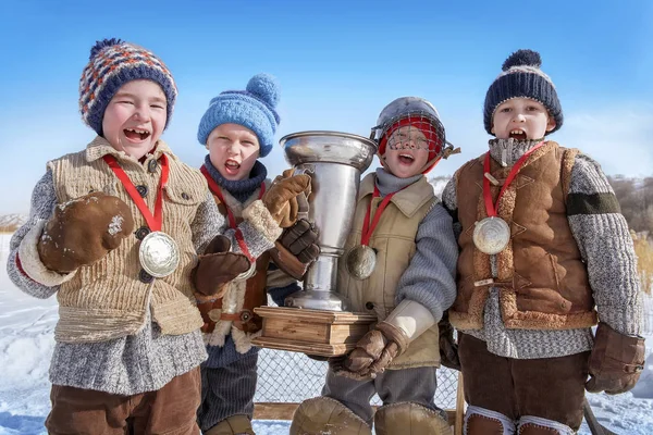 Porträtt Unga Hockeyspelare Med Kopp Efter Segern — Stockfoto