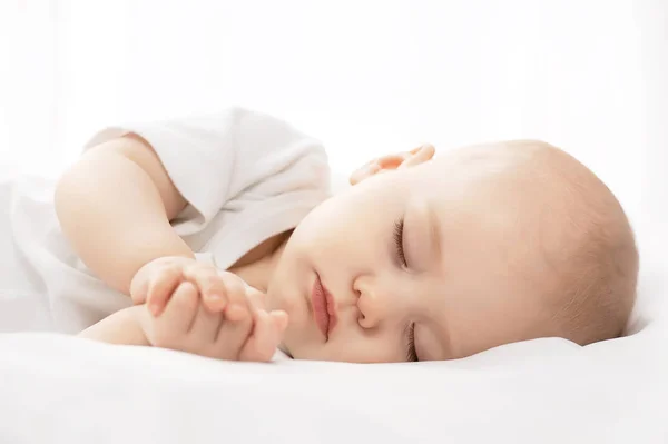 无忧无虑的小宝宝 床上有一个柔软的玩具 — 图库照片