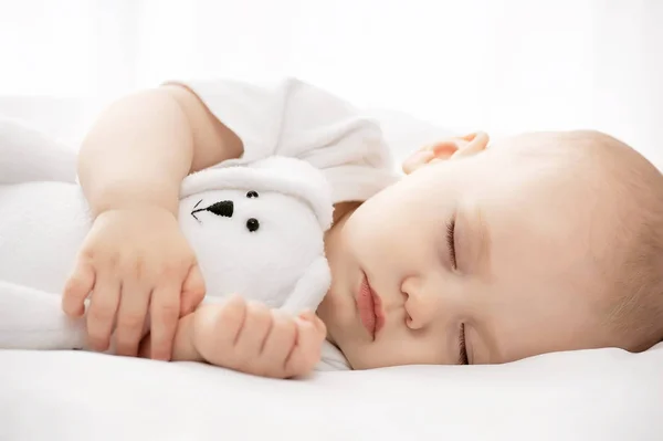 Zorgeloos Slapen Kleine Baby Met Een Zacht Speeltje Het Bed — Stockfoto