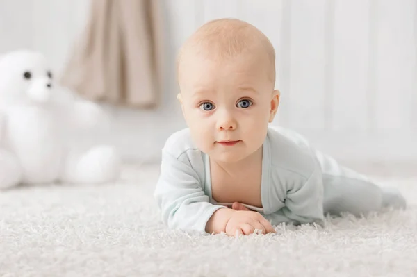 Porträt Eines Krabbelnden Babys Auf Dem Teppich Meinem Zimmer — Stockfoto