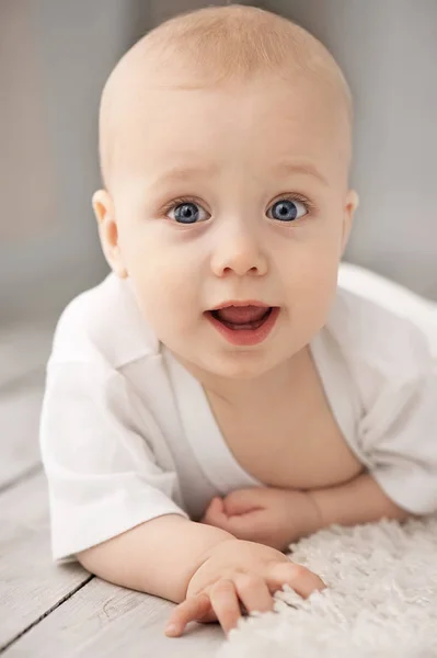 Portret Van Een Kruipende Baby Het Tapijt Mijn Kamer — Stockfoto