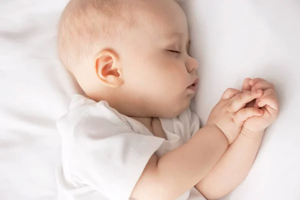 Dormire Spensierato Piccolo Bambino Con Giocattolo Morbido Sul Letto — Foto Stock