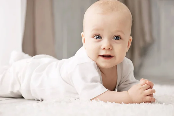 Portrait Bébé Rampant Sur Tapis Dans Chambre — Photo