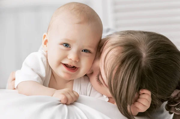 Niño Feliz Cerca Mamá Habitación — Foto de Stock