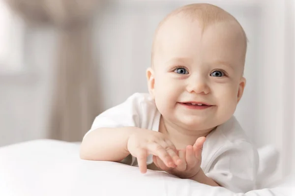 Portret Van Een Kruipende Baby Het Bed Haar Kamer — Stockfoto