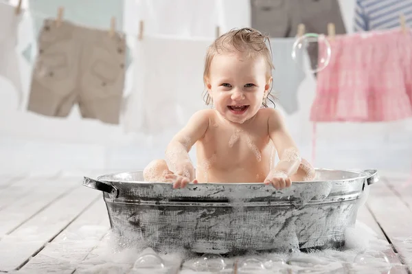 Menina Magro Uma Bacia Para Lavar Roupas Lavanderia — Fotografia de Stock