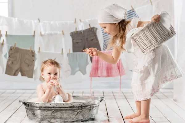 Petite Fille Maigre Dans Bassin Pour Laver Les Vêtements Dans — Photo