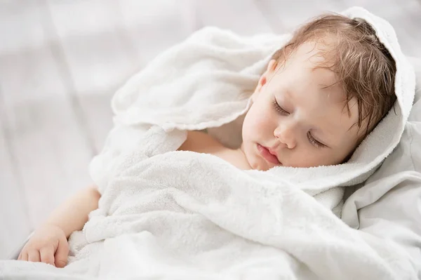 Küçük Kız Uykuda Çamaşırları Çamaşır Odasında Bir Kase — Stok fotoğraf