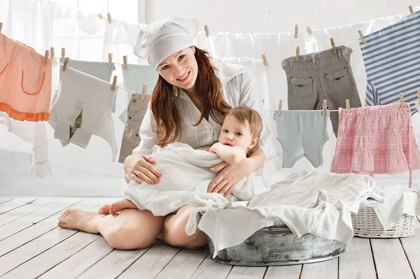 Moeder Met Baby Een Bekken Kleren Wasserij — Stockfoto