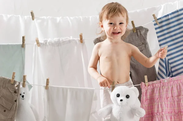 Küçük Kız Asmak Çamaşırhane Veya Çamaşırların Içinde Oyuncaklar — Stok fotoğraf