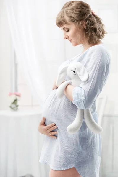 Porträtt Ung Gravid Kvinna Inre — Stockfoto