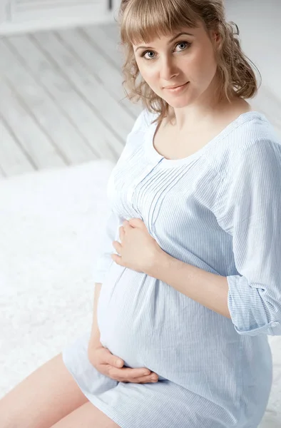 Porträtt Ung Gravid Kvinna Inre — Stockfoto