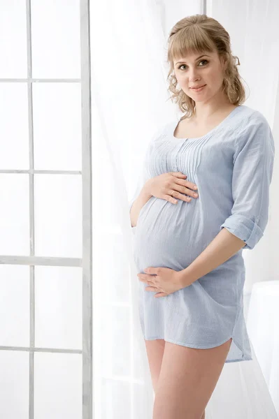 インテリアで若い妊娠中の女性の肖像画 — ストック写真