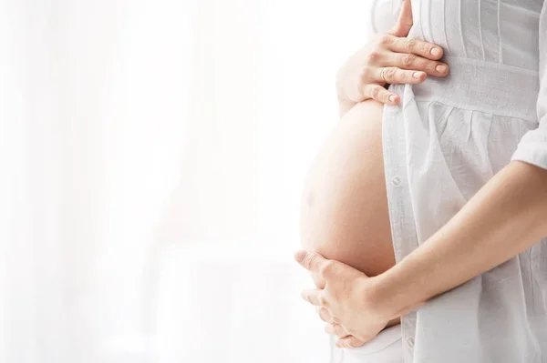 Tum Zwangere Vrouw Haar Handen Zachte Omhelzing — Stockfoto