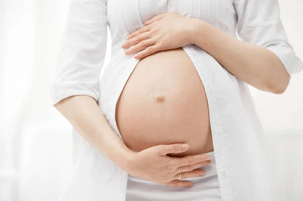 Tum Gravid Kvinna Hennes Händer Mjuka Famn — Stockfoto