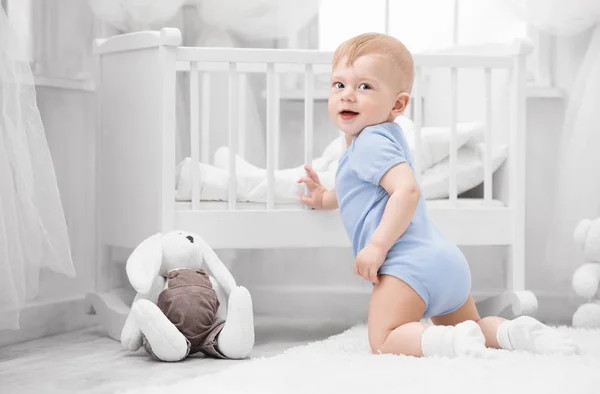 Lachende Baby Met Speelgoed Het Tapijt Mijn Kamer — Stockfoto
