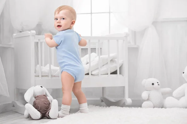 Bébé Souriant Avec Des Jouets Sur Tapis Dans Chambre — Photo