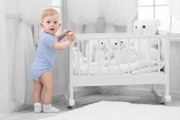 Bébé Souriant Avec Des Jouets Sur Tapis Dans Chambre — Photo