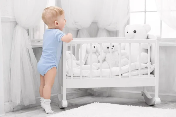 Bébé Souriant Avec Des Jouets Sur Tapis Dans Chambre — Photo
