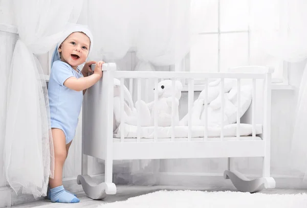 Bébé Souriant Avec Des Jouets Sur Tapis Dans Chambre — Photo