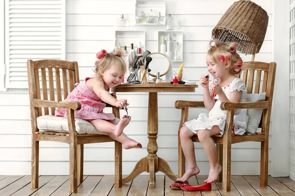 Two Little Girls Play Beauty Salon Home Terrace — Stock Photo, Image