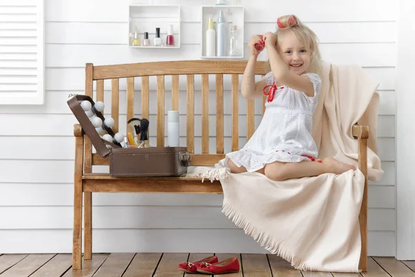 Petite Fille Jouer Dans Salon Beauté Sur Terrasse Maison — Photo