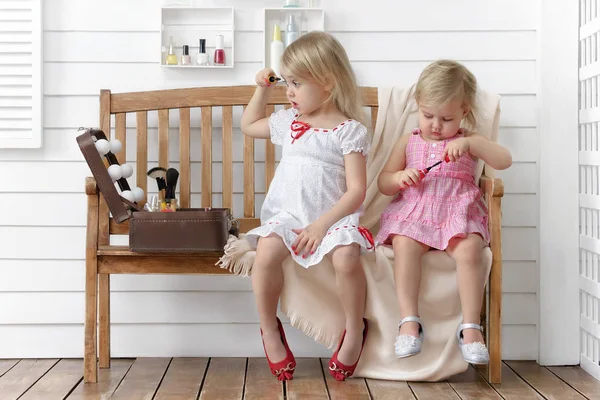 Deux Petites Filles Jouent Dans Salon Beauté Sur Terrasse Maison — Photo