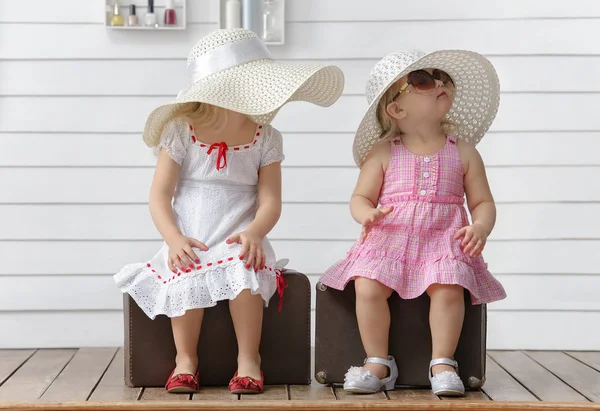 Les Petites Filles Jouent Avec Les Valises Rêvent Aller Voyage — Photo