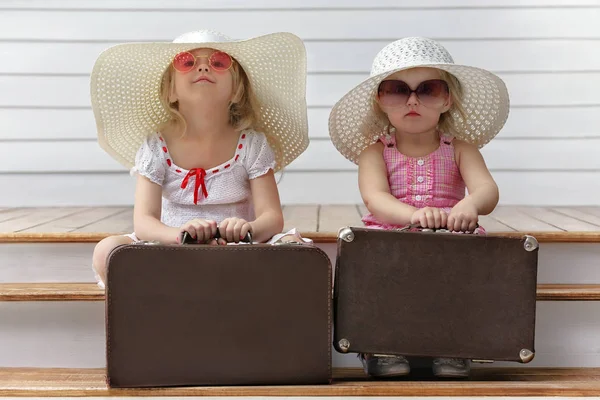 Kleine Meisjes Spelen Met Koffers Droom Gaan Een Reis — Stockfoto