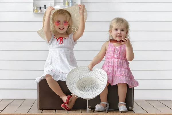 Les Petites Filles Jouent Avec Les Valises Rêvent Aller Voyage — Photo