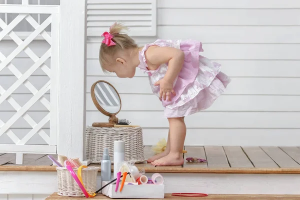 Menina Jogar Salão Beleza Casa Alpendre — Fotografia de Stock