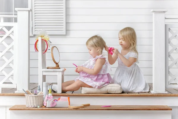 Twee Kleine Meisjes Spelen Salon Van Schoonheid Thuis Veranda — Stockfoto