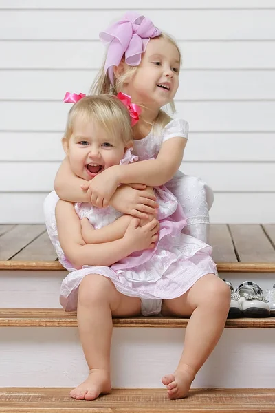 Retrato Dos Niñas Felices Jugando Porche Terraza —  Fotos de Stock