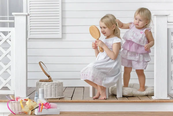 Twee Kleine Meisjes Spelen Salon Van Schoonheid Thuis Veranda — Stockfoto