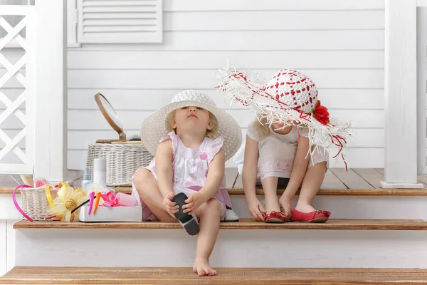 两个小女孩在美容院玩在门廊上的家 — 图库照片